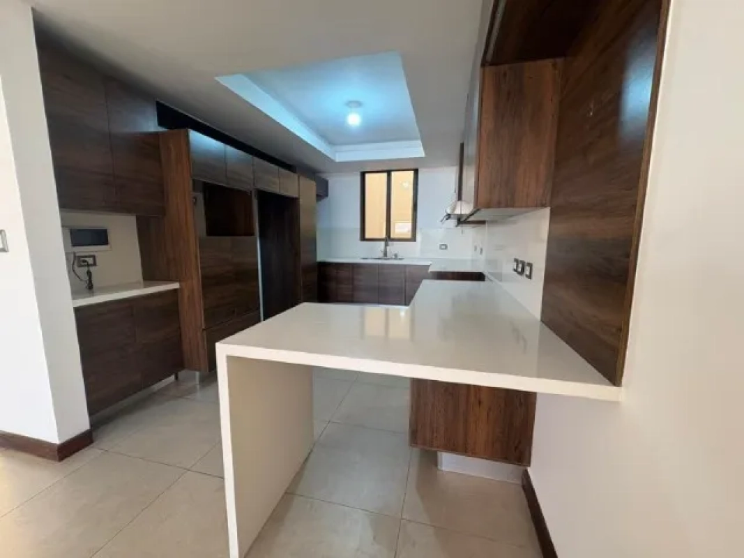 Casa en Cañadas de San Isidro, zona 16