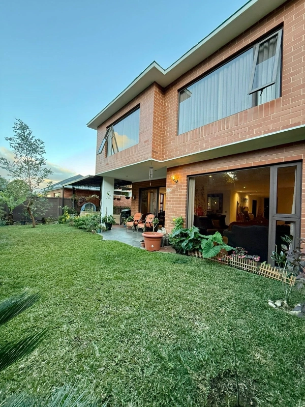 Casa en renta Antaria Buena Vista | Jardín amplio | Acceso Zona 10 y CAES