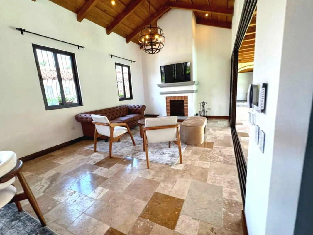 CASA EN VENTA – 📍Club Residencial Los Franciscanos, Antigua Guatemala | Combina lujo y exclusividad en un entorno natural