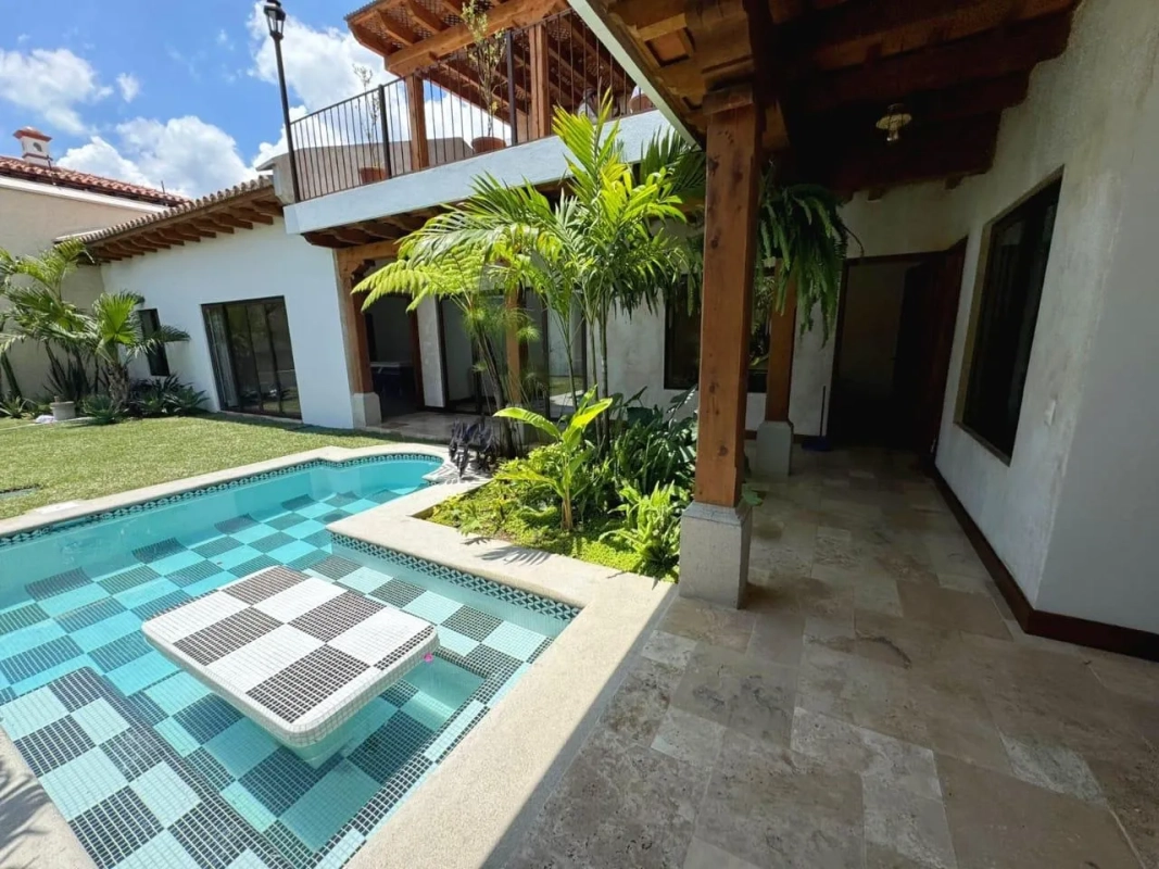 CASA EN VENTA – 📍Club Residencial Los Franciscanos, Antigua Guatemala | Combina lujo y exclusividad en un entorno natural