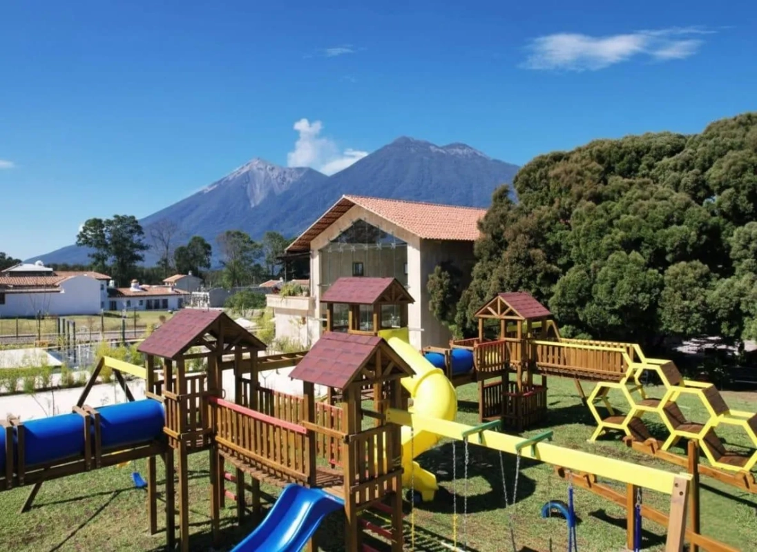 CASA EN VENTA – 📍Club Residencial Los Franciscanos, Antigua Guatemala | Combina lujo y exclusividad en un entorno natural