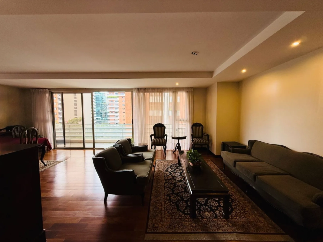 ALQUILER DE AMPLIO Y CÉNTRICO APARTAMENTO – ARIA, ZONA 10