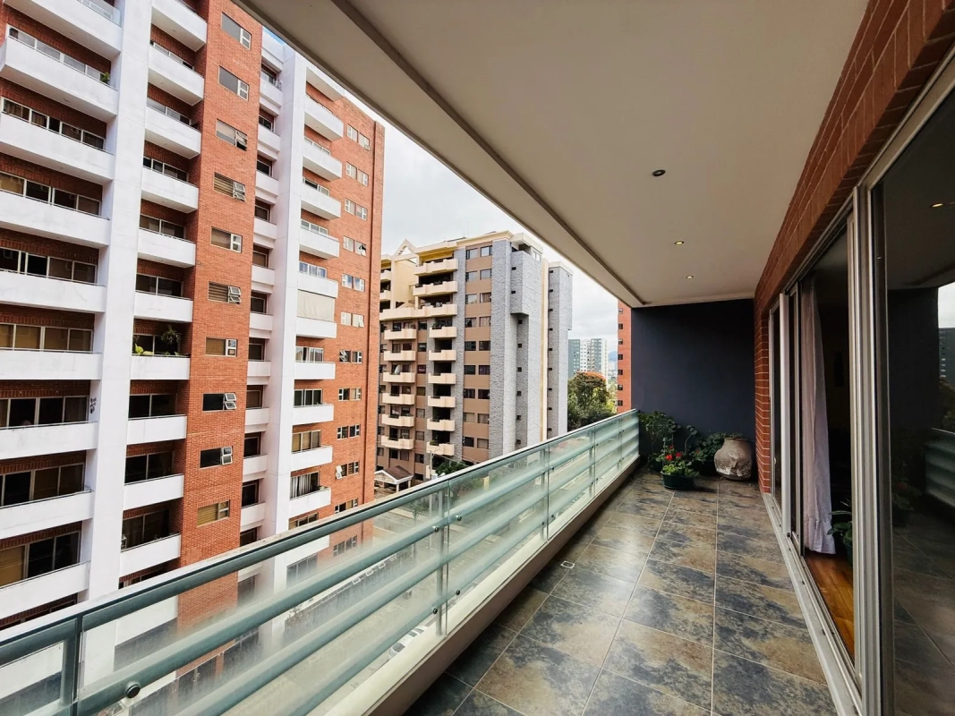 ALQUILER DE AMPLIO Y CÉNTRICO APARTAMENTO – ARIA, ZONA 10