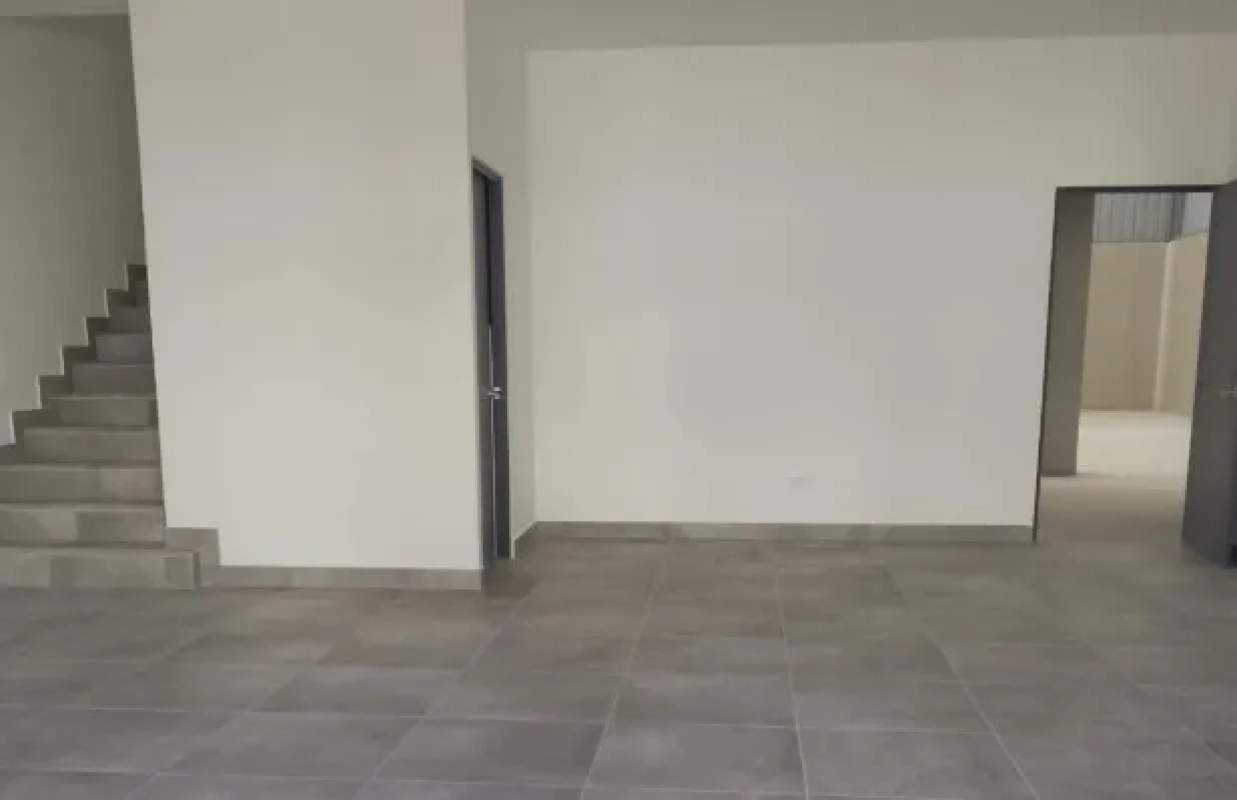 Alquiler de Ofibodega en zona 07 de Mixco complejo El Encinal 439.39 Mt2.