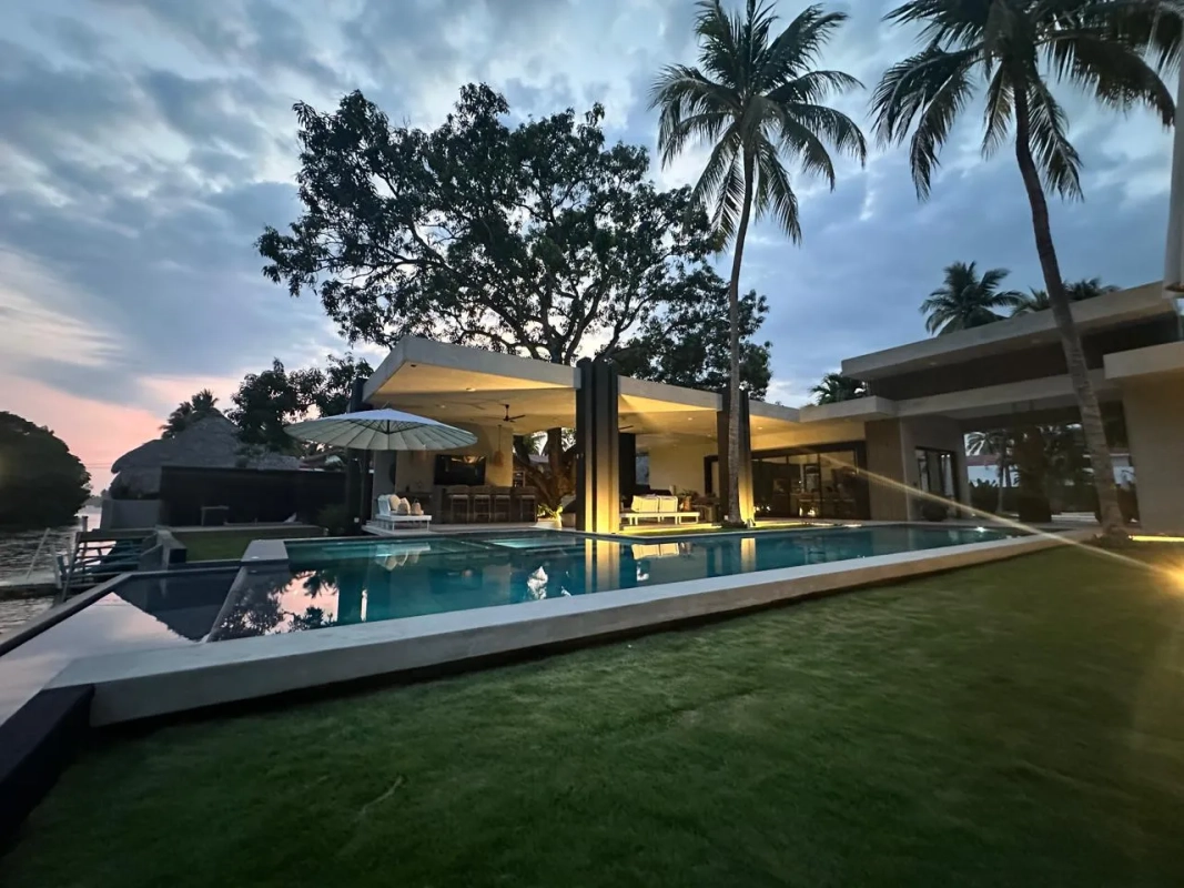 enta de hermosa casa completamente remodelada Casa Manglar Likin Frente a la Reserva Natural de Manglar.