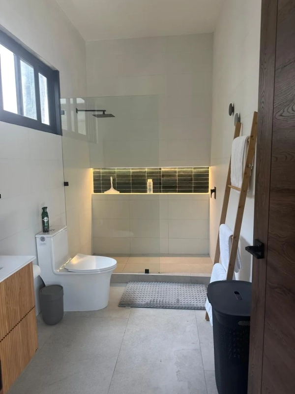 enta de hermosa casa completamente remodelada Casa Manglar Likin Frente a la Reserva Natural de Manglar.