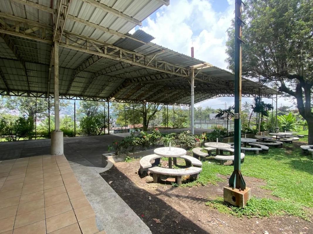 PRECIOSA PROPIEDAD DE ESQUINA EN ALOTENANGO FRENTE A LA RN14