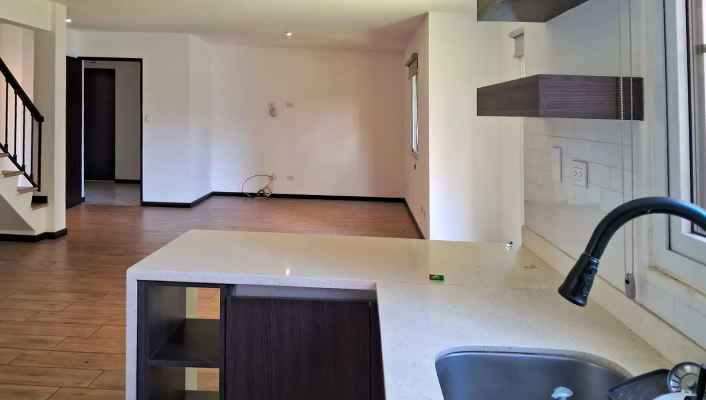 Condado Naranjo en Alameda Norte, Coruña. Q1,750,000 negociables.