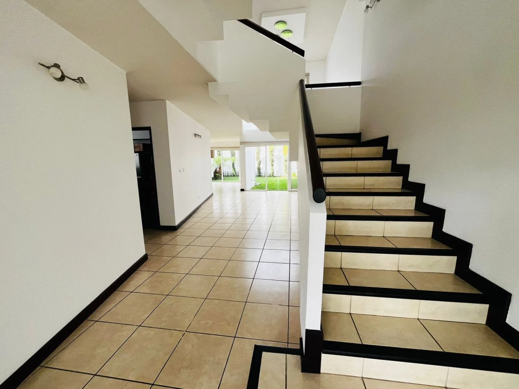 Hermosa casa de 3 dormitorios con jardín y terraza en Zona 16