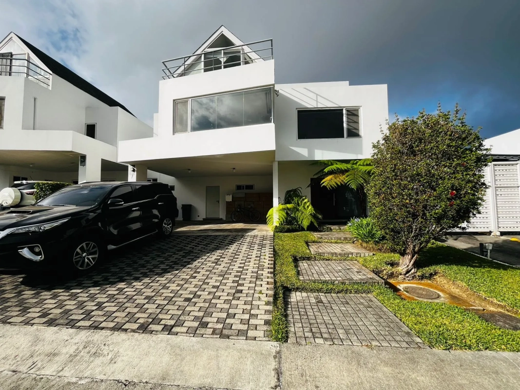 Hermosa casa de 3 dormitorios con jardín y terraza en Zona 16