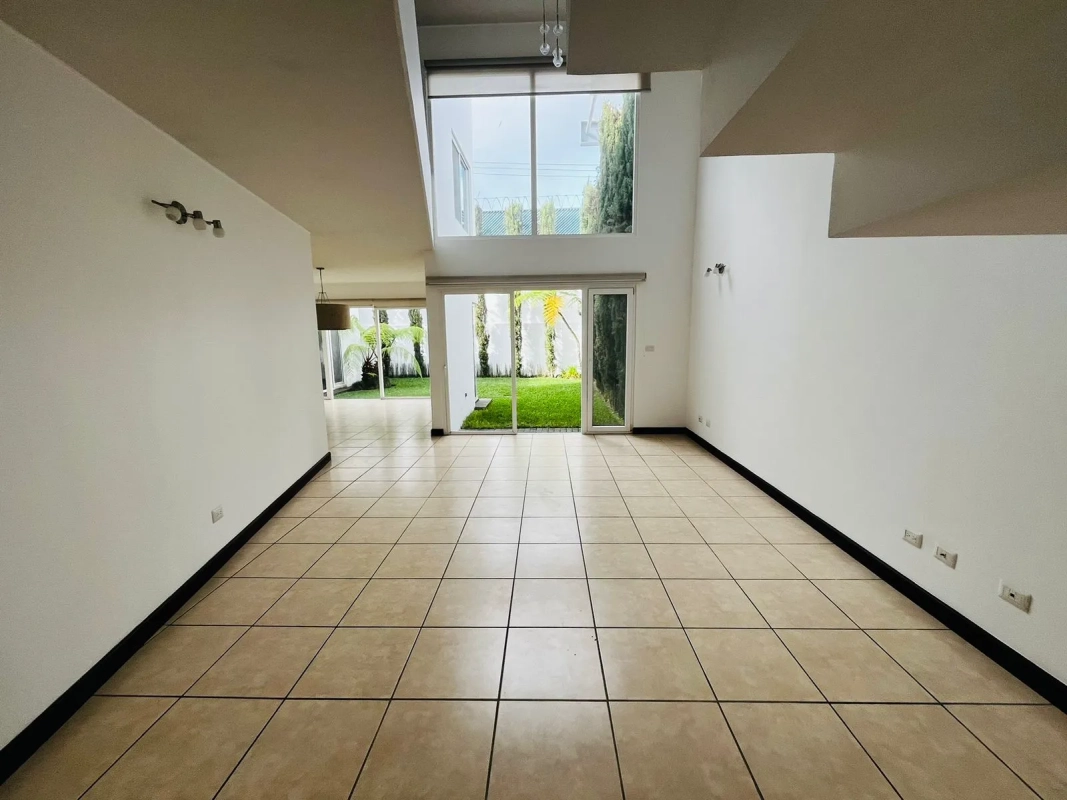Hermosa casa de 3 dormitorios con jardín y terraza en Zona 16