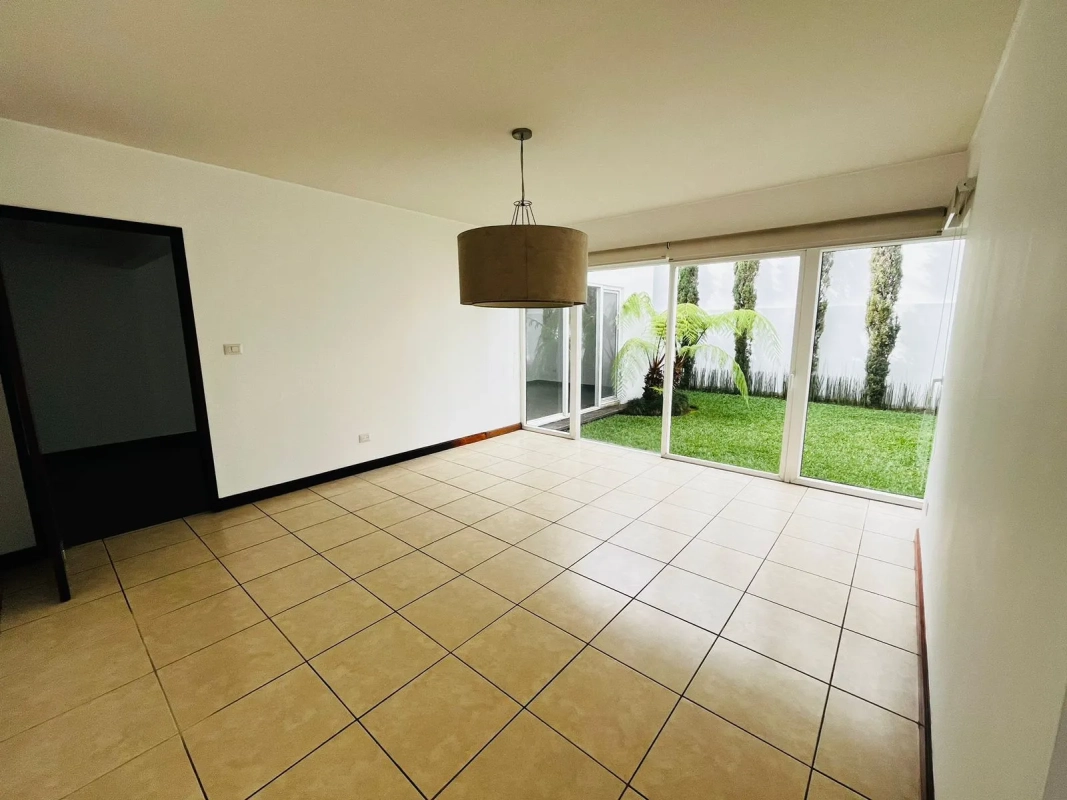 Hermosa casa de 3 dormitorios con jardín y terraza en Zona 16