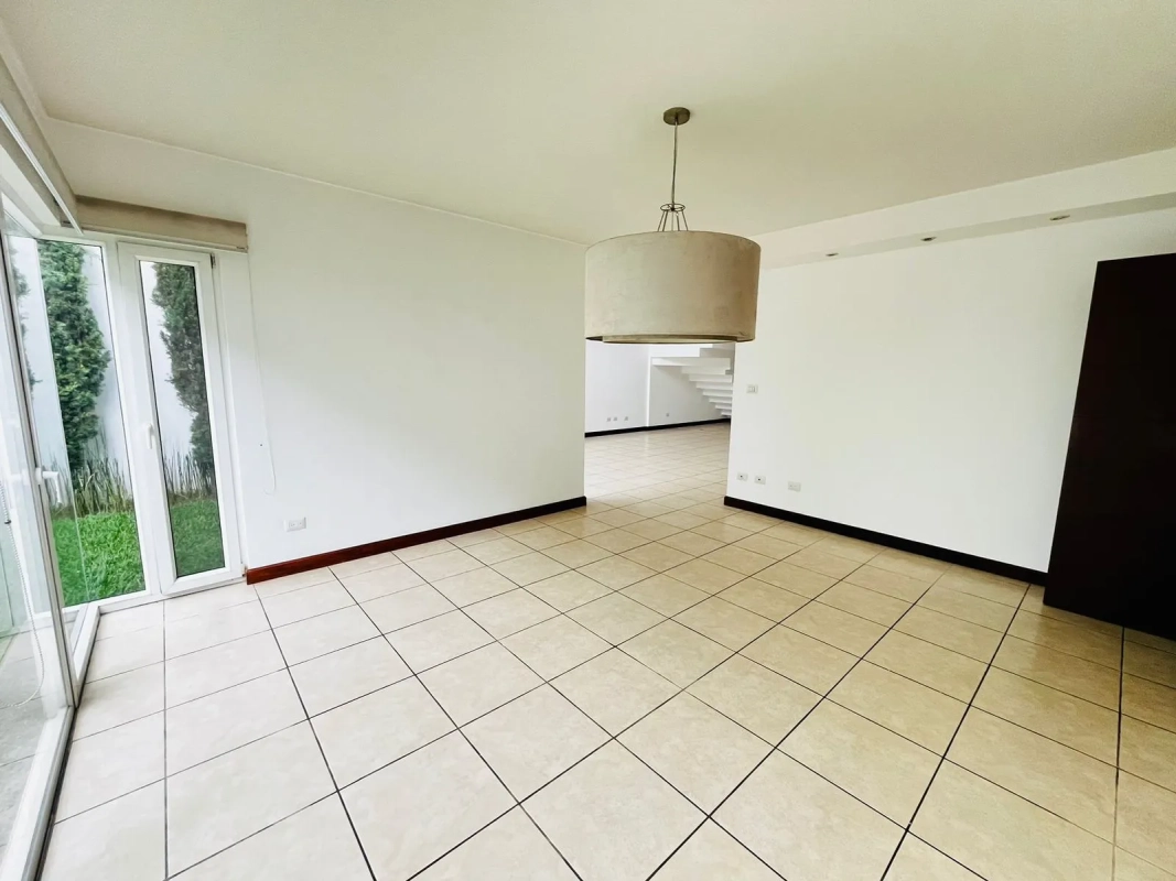Hermosa casa de 3 dormitorios con jardín y terraza en Zona 16
