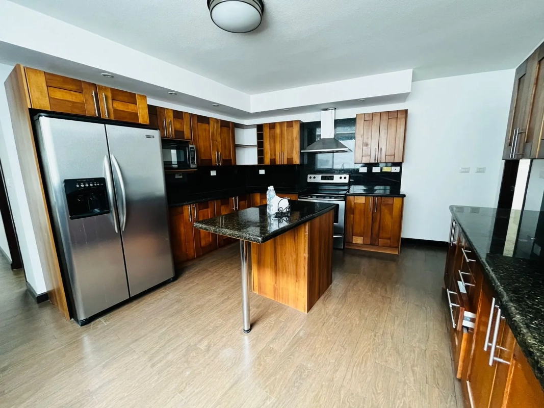 Hermosa casa de 3 dormitorios con jardín y terraza en Zona 16