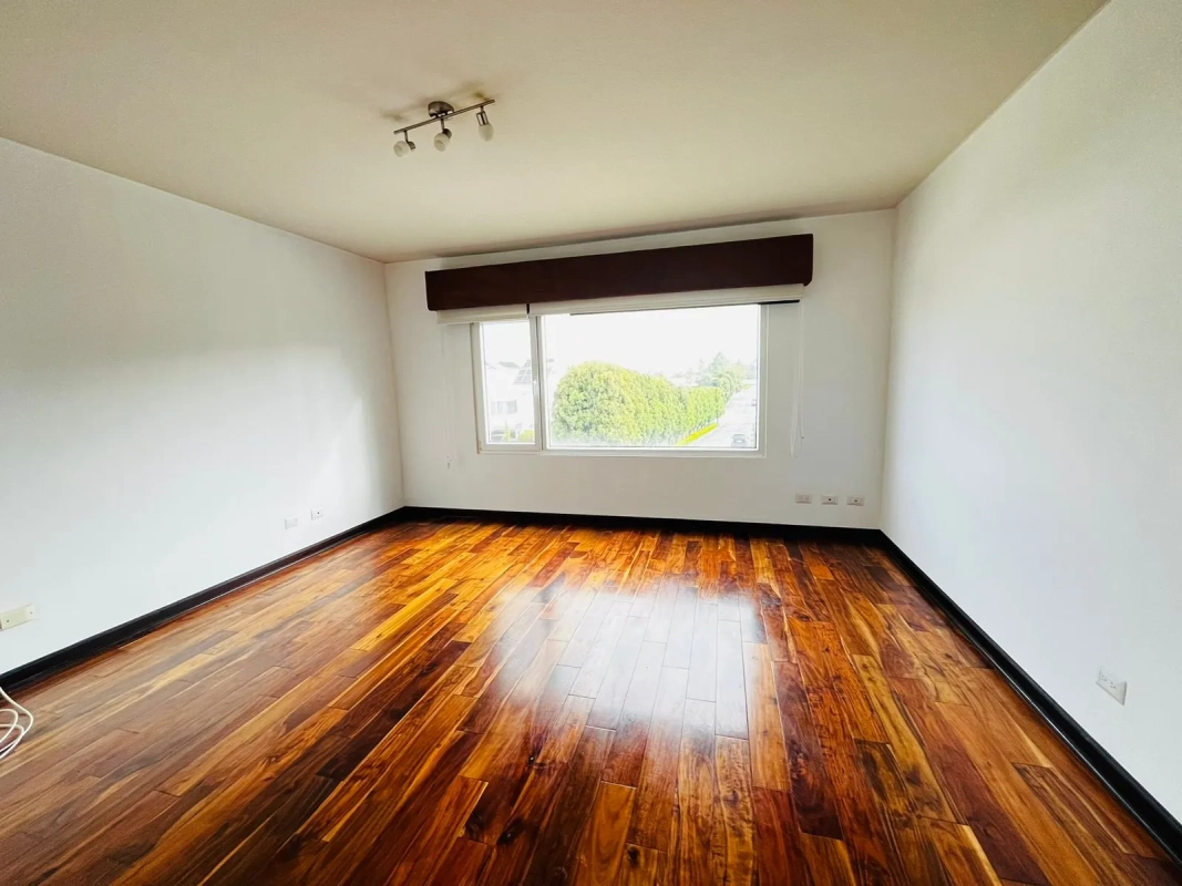 Hermosa casa de 3 dormitorios con jardín y terraza en Zona 16