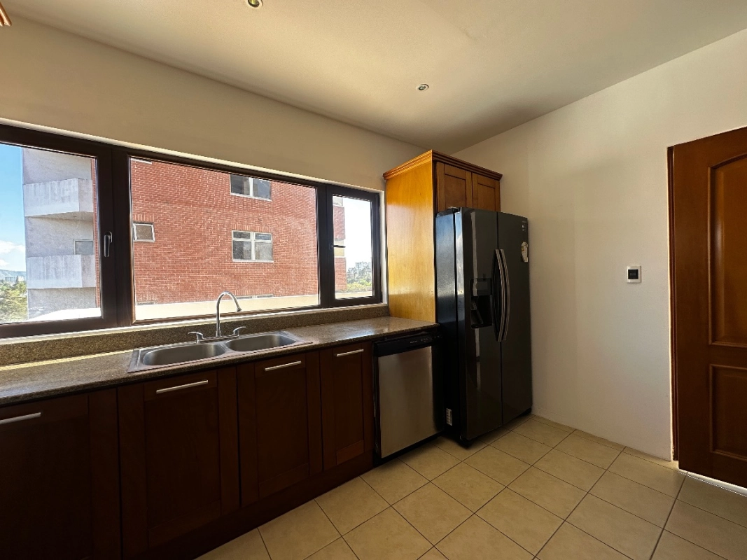 Zona 15, amplio apartamento en alquiler