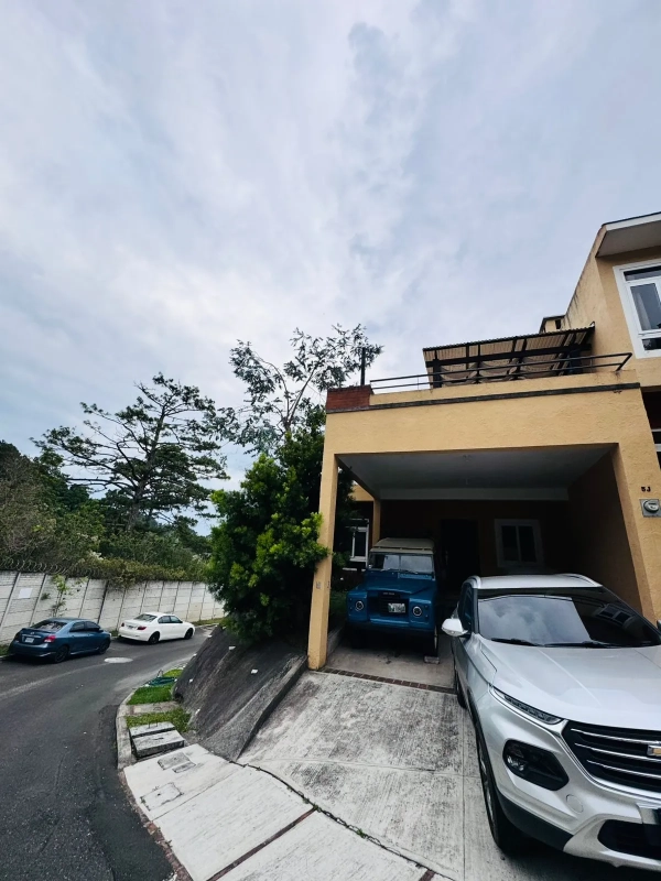 📍 CASA EN ALQUILER – ESQUINA + JARDÍN | BOSQUES DE ARRAZOLA | KM 18.5 CES