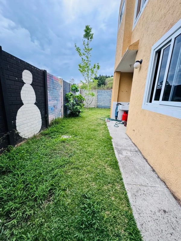 📍 CASA EN ALQUILER – ESQUINA + JARDÍN | BOSQUES DE ARRAZOLA | KM 18.5 CES