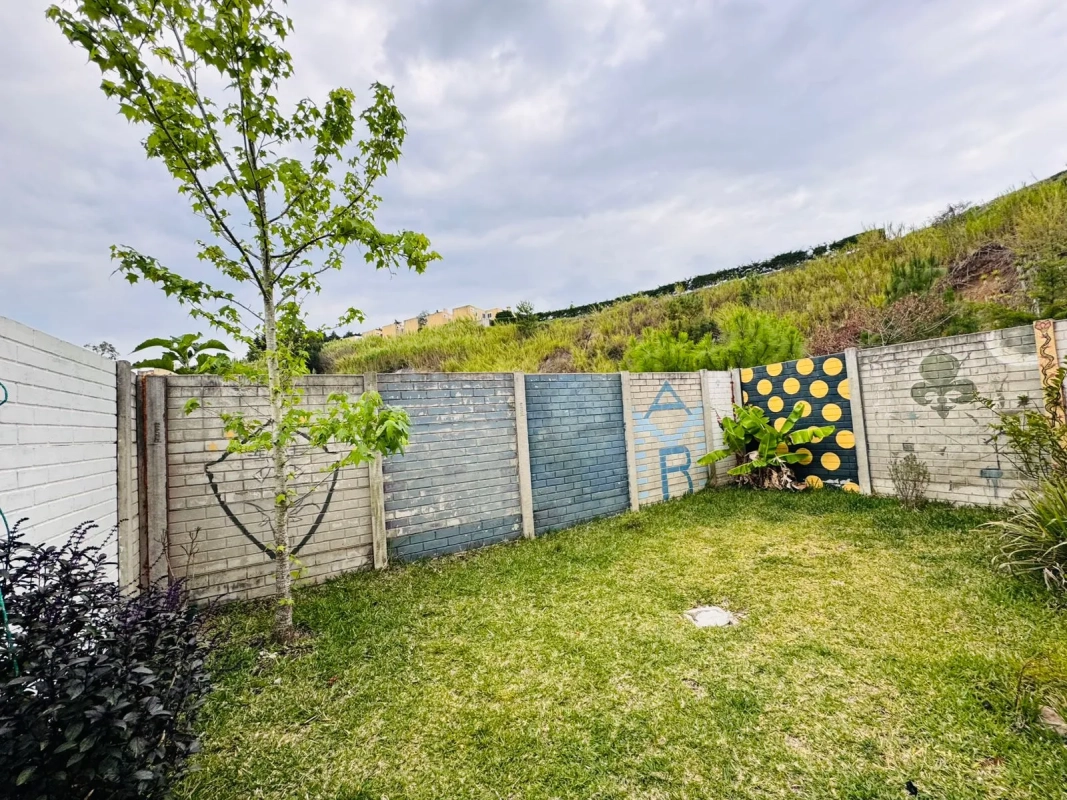 📍 CASA EN ALQUILER – ESQUINA + JARDÍN | BOSQUES DE ARRAZOLA | KM 18.5 CES